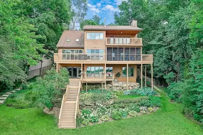 Image de Lake Waubesa retreat! Lake living at its best- boat lift\/ rental possible