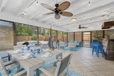 Image de Entire Home, Pool, Lanai\/Porch, Private Bar, Minutes to Beach, Fully Stocked! !