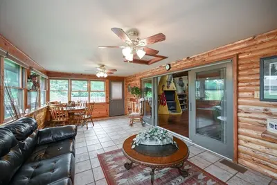 Image de Gorgeous Log Home in Chicagoland!