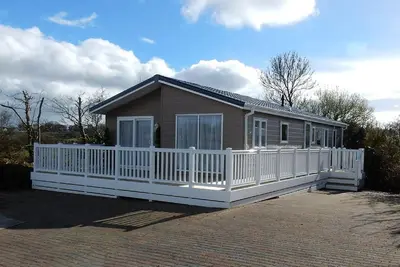 Image de Bodafon Park Lodge - a scandinavian lodge that sleeps 6 guests in 3 bedrooms