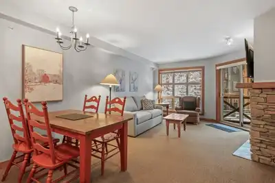 Image de Top Floor overlooking Ski Hill | Ski In/Out | Indoor Access to Pools & Hot Tubs