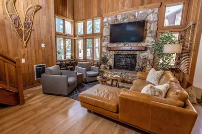 Image de Luxe Mountain Cabin Condo – Walk to Canyon Lodge & Village, Sleeps 10
