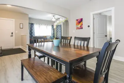 Image de King Bed/Spacious/Family-Friendly/Free Parking/Fast WiFi/Close to Everything!