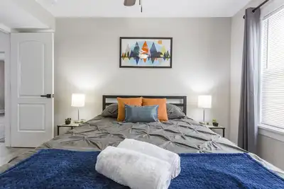 Image de Spacious/Family-Friendly/Fast WiFi/Overlooks Historic District/By Shops and Food
