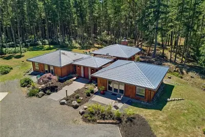 Image de Luxury four bedroom home on sixteen acres of wooded privacy.