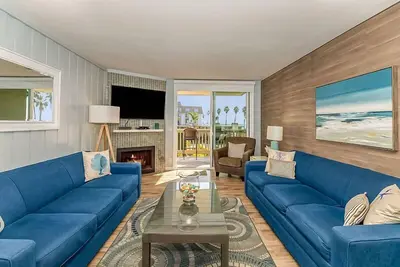 Image de Upscale renovated condo-Ocean view and steps to the beach! -C112 North Coast Village