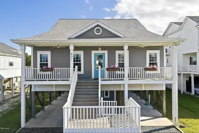 Image de Custom Home on Quiet Street-Family Friendly