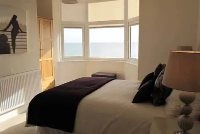 Image de Ivy House - Seafront house with garden seating and stunning sea views!