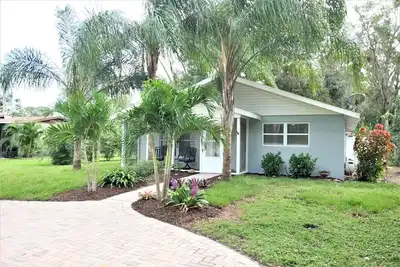 Image de Centrally located to shopping & 10 Minutes to the Beach!