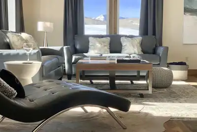Image de Designer Condo #2: Epic Views, Hot Tub, 75\" & 55\" TVs, Sonos, Free Town/Ski Bus