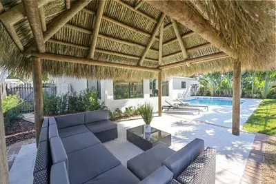 Image de Gorgeous 3b/2b Private Heated Pool mins from the beach