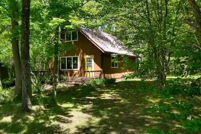 Image de Little house in the woods but only 5 minutes from town!