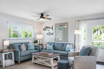 Image de Canary Cottage  Perfect modern cottage, quiet street, short walk to the beach!