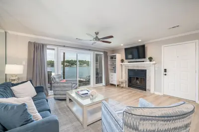 Image de Beautifully remodeled lakefront condo with boat slip