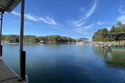 Image de Newly renovated cottage and dock on the lake