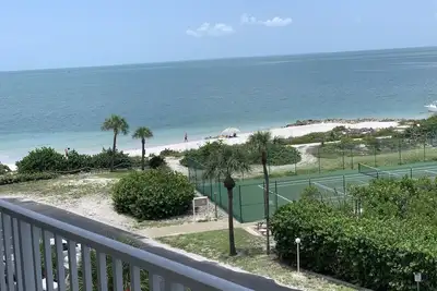 Image de Beachfront Condo