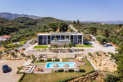 Image de Executive 9 bedroom villa with a heated pool