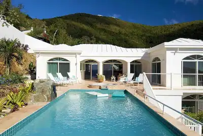Waterfall: Pool! Ac! Amazing Views!