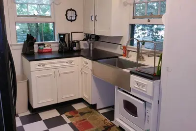 Image de 30+ Day❤️Smart Craftsman ❤️of Downtown | King Queen | BBQs, Patio Set + Fenced Y