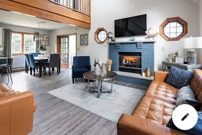 Image de Luxury Vacation home in the Poconos close to the lake and community pool.