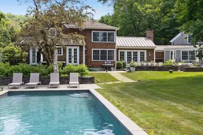 Image de Live the good life in this luxury Lake Waramaug retreat!