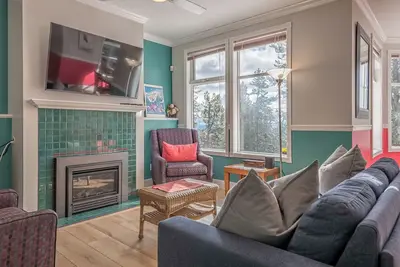 Image de Large suite on the Knoll in a cul-de-sac w/ a private hot tub and pet friendly!