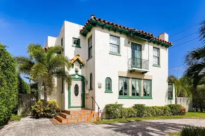 Image de Historic 2bd/3. 5ba with Global Flair | Private Pool + Parking