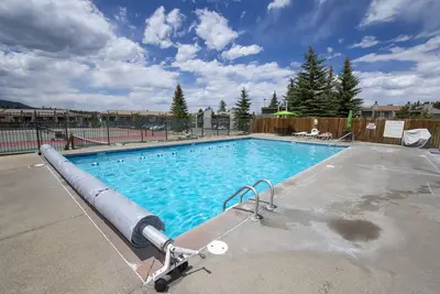 Image de Mountain Serenity: Pool & Biking Adventure