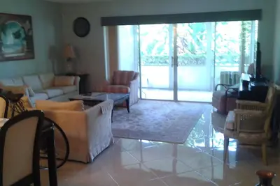 Image de Updated and modern 2 bd/2 ba villa in warm Se Florida near the Ocean