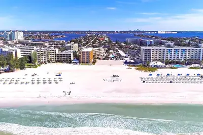 Image de Beachfront Location! Excellent Pools. Gulf view from the front door!
