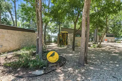 Image de Lakeside Cottage w\/ modern amenities, stunning lake views, pickleball court