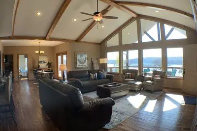Image de The Owl's Nest - A Quiet Retreat with Xl Deck & Lakeviews!
