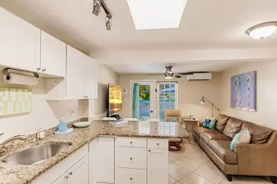 Image de Cabana Cottage Across street from Beach and Heated Pool