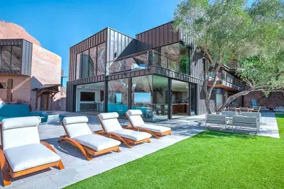 On the Rocks – Unforgettable Views & Resort-Style Pool