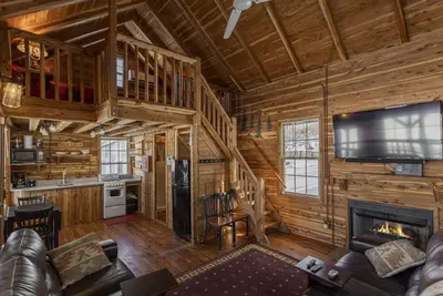 Image de Cozy Lakeside Log Cabin on Stone Lake w\/ 50 Wooded Acres & Trails.