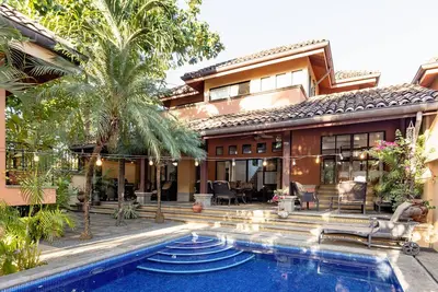 Image de Charming Pet-Friendly Home with Private Pool, Just 100m from the Beach!