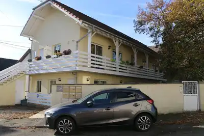 Image de Appartement convivial avec balcon, vue sur jardin