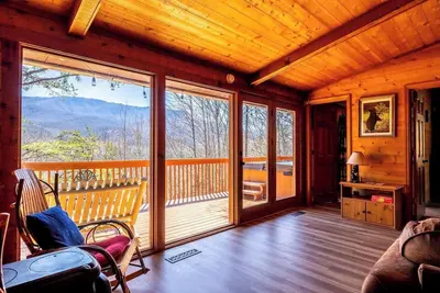 Image de Fall In The Mountains! Hot Tub! Arcade & Games!