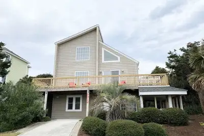 Image de Elevated Second Row 4 Bedroom Home - Great Ocean Views - Steps to Beach