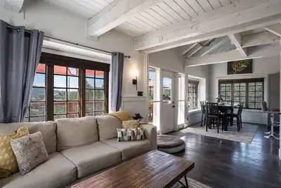 Image de Beautiful 3br/2ba Rustic Townhome on the Mountain: Bus Route & Wifi