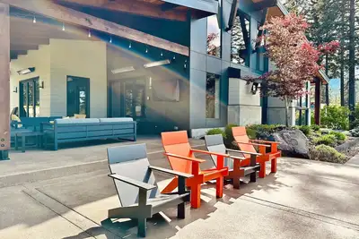 Contemporary Mountain Digest with views, privacy, and fun for the whole family