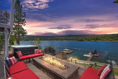 Image de Lakefront Living: Deep Water Lakefront Near Gilner Point! Game Room! Hot Tub! Outdoor Living!