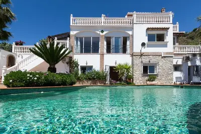 Image de Villa Esmeralda avec piscine privée chauffée, sauna et superbe vue