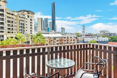 Image de 2 Seconds to…everything! ~ 1 Bed/1 Bath /1 Car – Cbd Views