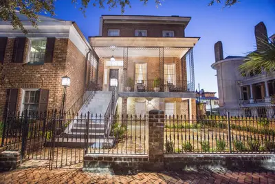 Image de Gorgeous Estate Near Forsyth w/ Parking, Courtyard by Lucky Savannah