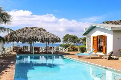 Image de Doubloon Villa, large pool and sandy beach at heart of Treasure Beach