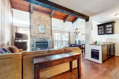 Image de 3-Story Spacious Home, Outdoor Pool On-site. Near The Village & Biking Trails