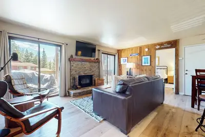 Image de Woodsy & Secluded, Pool & Hot Tub On-site. Short Walk to The Village