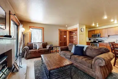 Image de Quiet Forest Setting. Near The Village. Tennis Courts, Pool & Hot Tub On-site