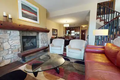 Image de Modern Home with Mountain Views. Private Hot Tub, Gas Grill & Washer/Dryer